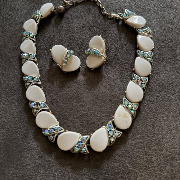 Vintage White Teardrop Necklace & Clip-On Earrings Set With Iridescent Rhineston - Picture 2 of 4